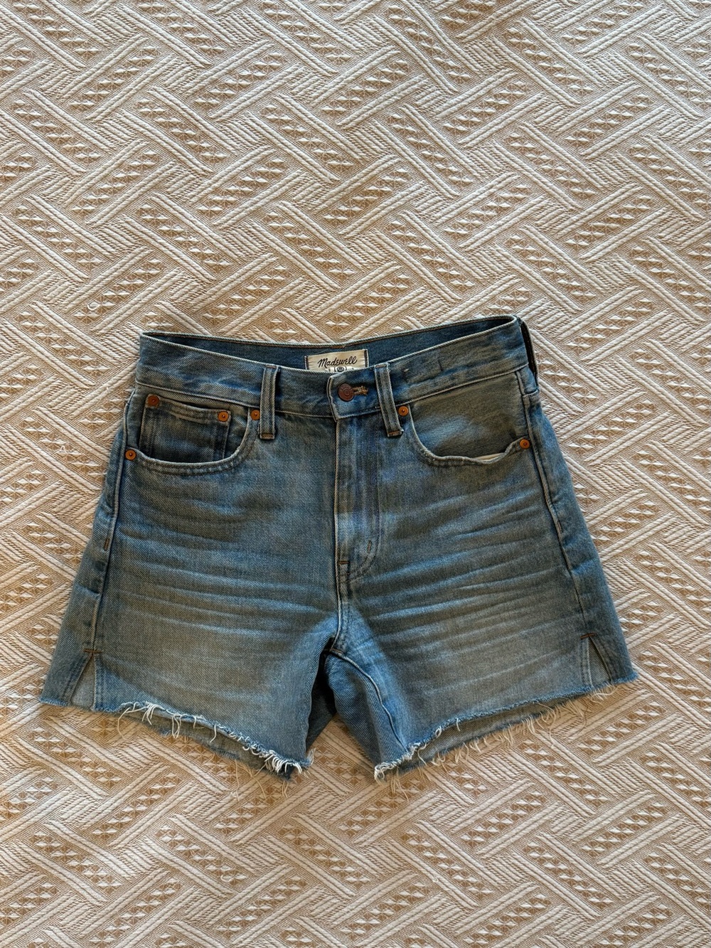 Madewell 	
relaxed mid-length denim shorts in kelton wash Size 23